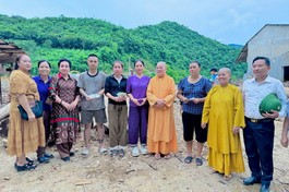 Chư Ni các tịnh xá hệ phái Khất sĩ tặng quà đến bà con tại tỉnh Nghệ An bị ảnh hưởng bão lũ