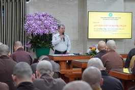 Ông Vũ Huy Long chia sẻ đến chư Tăng an cư tại chùa Vĩnh Nghiêm về Luật Tín ngưỡng, tôn giáo