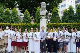 PGS.TS Nguyễn Thiện Tống trao học bổng Quách Thị Trang đến các nữ sinh tại TP.HCM