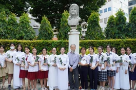 PGS.TS Nguyễn Thiện Tống trao học bổng Quách Thị Trang đến các nữ sinh tại TP.HCM