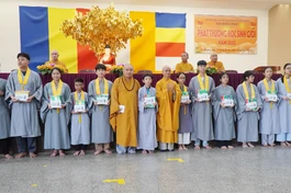 Chư tôn đức trao phần thưởng đến các em học sinh