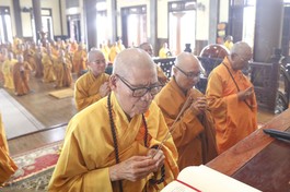 Chư tôn đức dâng hương, đảnh lễ Tam bảo 