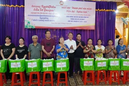 Ông Nguyễn Đình Phát, Phó Bí thư Thường trực Đảng ủy P.Xuân Hòa, cùng đơn vị tài trợ trao tặng quà đến người dân tại chùa Candaransi