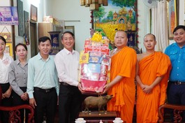 Lãnh đạo P.Xuân Hòa thăm, chúc mừng Lễ Sene Đôn-ta đến chư Tăng chùa Candaransi