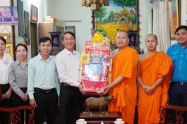 Lãnh đạo P.Xuân Hòa thăm, chúc mừng Lễ Sene Đôn-ta đến chư Tăng chùa Candaransi