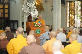 Thượng tọa Thích Giác Trí phát biểu tại buổi họp đầu tiên của chư Tăng Ni tại 6 phường thuộc Q.Gò Vấp (cũ)