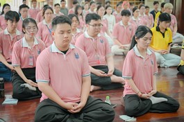 Các bạn sinh viên thực tập tĩnh tọa