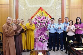 Ban Trị sự GHPGVN tỉnh Phú Thọ tặng hoa chúc mừng Đại hội Đảng bộ tỉnh lần thứ I