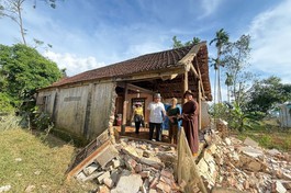 Thượng tọa Thích Thiện Từ và Phật tử trao hỗ trợ đến người dân bị ảnh hưởng bão số 10 vừa qua