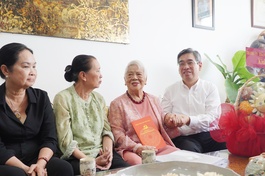 Ông Nguyễn Phước Lộc, cùng thành viên đoàn thăm, tri ân đến đạo diễn, nhà văn Xuân Phượng