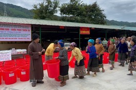 Chư Tăng chùa Bửu Đà, TP.HCM thay mặt các nhà tài trợ trao quà đến bà con bị bão lũ