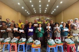Ban Hướng dẫn Phật tử GHPGVN TP.Đà Nẵng tặng quà đến bà con tại xã Thượng Đức