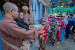 Chư tôn đức Ban Trị sự GHPGVN tỉnh Đắk Lắk tặng quà đến bà con tại hai xã Tuy An Bắc và Tuy An Đông