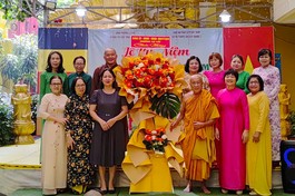 Tặng hoa chúc mừng ngày Nhà giáo VN 20-11 - Ảnh: QH