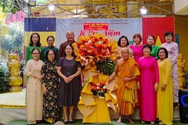 Tặng hoa chúc mừng ngày Nhà giáo VN 20-11 - Ảnh: QH