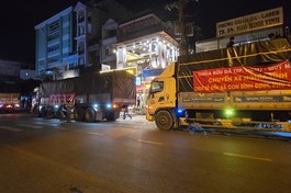 Chuyến xe nghĩa tình xuất phát từ chùa Bửu Đà đến bà con vũng lũ lụt - Ảnh: CBĐ 