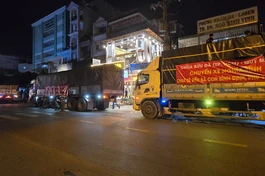 Chuyến xe nghĩa tình xuất phát từ chùa Bửu Đà đến bà con vũng lũ lụt - Ảnh: CBĐ 