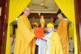 Thượng tọa Thích Thiện Quý, Phó Trưởng ban kiêm Chánh Thư ký Ban Trị sự GHPGVN TP.HCM trao quyết định bổ nhiệm trụ trì chùa Linh Chưởng đến Ni sư Thích nữ Như Phước