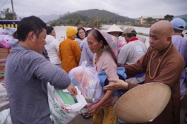 Ban Từ thiện xã hội GHPGVN TP.Cần Thơ tặng quà đến bà con bị thiệt hại do mưa lũ tại tỉnh Phú Yên (cũ)