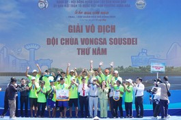 Ban Tổ chức trao cúp vô địch đến đội Vongsa Sousdei Thứ Năm (An Giang) 