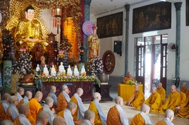 Tăng Ni các phường: Hạnh Thông, Gò Vấp, Thông Tây Hội, An Nhơn, An Hội Tây và An Hội Đông Bố-tát chung tại chùa Phổ Minh