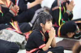 Em về chùa tu học