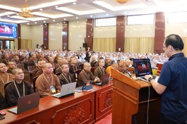Chư Tăng Ni tham dự ngày học đầu tiên của Khóa bồi dưỡng với chủ đề: Trí tuệ nhân tạo dưới góc nhìn chánh niệm: Hiểu để phụng sự và lan tỏa - Ảnh: Trung Thắng
