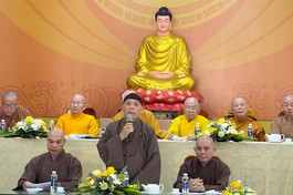 Thượng tọa Thích Tâm Mãn, Ủy viên Hội đồng Trị sự, Trưởng ban Trị sự GHPGVN tỉnh Gia Lai phát biểu tại lễ tổng kết công tác Phật sự năm 2025 của Phật giáo tỉnh