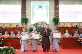 Hòa thượng Thích Lệ Trang, Phó chủ tịch Hội đồng trị sự, Trưởng ban Trị sự GHPGVN TP.HCM trao bằng Tuyên dương công đức đến tập thể Phân ban Ni giới TP.HCM