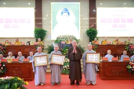 Hòa thượng Thích Lệ Trang, Phó chủ tịch Hội đồng trị sự, Trưởng ban Trị sự GHPGVN TP.HCM trao Bằng tuyên dương công đức đến tập thể Phân ban Ni giới TP.HCM