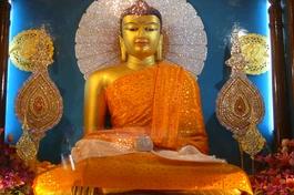 "Hãy tự mình là ngọn đèn cho chính mình, hãy tự mình nương tựa chính mình, chớ nương tựa một gì khác. Dùng Chánh pháp làm ngọn đèn, dùng Chánh pháp làm chỗ nương tựa, chớ nương tựa một gì khác"