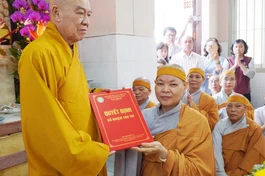 Hòa thượng Thích Nhựt Hỷ trao quyết định bổ nhiệm trụ trì chùa Thích Ca đến Sư cô Thích nữ Nhuận Sáng