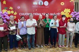 Chùa Vĩnh Nghiêm tặng quà Tết đến người dân