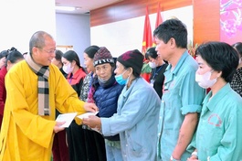 Thượng tọa Thích Minh Nghiêm, Trưởng ban Trị sự GHPGVN tỉnh Phú Thọ thăm hỏi và tặng quà đến bệnh nhân tại Bệnh viện đa khoa tỉnh Phú Thọ