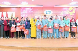 Mỗi phần quà gồm có phong bì tiền mặt trị giá 500 nghìn đồng, nước yến và bánh gạo