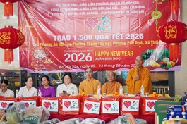 Hòa thượng Thích Giác Trí, Ủy viên Thường trực Ban Trị sự GHPGVN TP.HCM thăm hỏi, chúc Tết đến người dân