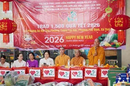 Hòa thượng Thích Giác Trí, Ủy viên Thường trực Ban Trị sự GHPGVN TP.HCM thăm hỏi, chúc Tết đến người dân