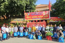 Chùa Thiền Giác tặng quà Tết Bính Ngọ đến người dân tại P.Long Trường