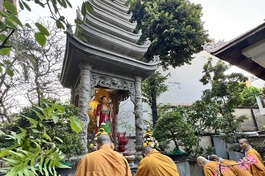 Chư tôn đức dâng hương tưởng niệm trước bảo tháp Đại lão Hòa thượng Thích Trí Thủ tại Quảng Hương Già Lam 