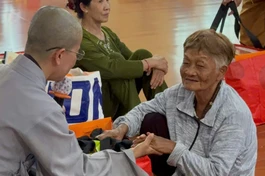 Tu viện Như Giác tặng quà Tết đến người dân