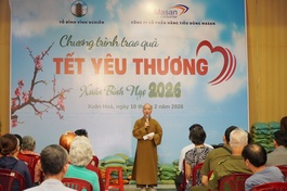 Thượng tọa Thích Nguyên Các phát biểu thăm hỏi và tặng quà Tết đến người dân