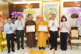 Ông Nguyễn Phước Lộc trao Bằng khen của Chủ tịch UBND TP.HCM đến Thượng tọa Thích Thanh Phong và Thượng tọa Thích Tâm Hải