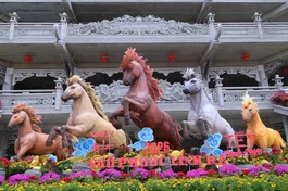 Điểm nhấn nổi bật trong tổng thể cảnh quang Tết Bính Ngọ tại chùa Vạn Phước là cụm linh vật mang tên “Ngũ phúc linh mã” do chư Tăng và Phật tử chế tác