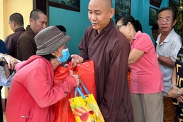 Chùa Đức Lâm trao quà Tết đến bà con khó khăn 