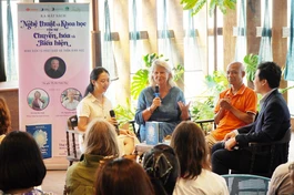 Cô Lisi Ha Vinh - vợ Tiến sĩ Hà Vĩnh Thọ, đồng sáng lập Quỹ Eurasia giới thiệu về sách “Nghệ thuật và khoa học của sự chuyển hóa và biểu hiện” - Ảnh: Nhã An