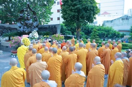 Chư tôn đức Ban Trị sự GHPGVN TP.HCM dâng hương tưởng niệm tại công viên tượng đài Bồ-tát Thích Quảng Đức - Ảnh: Trung Thắng/BGN