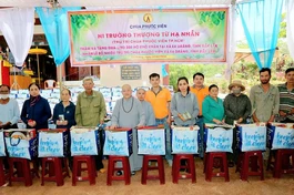 300 phần quà được trao tặng đến các hộ gia đình có hoàn cảnh khó khăn trên địa bàn, giúp bà con vơi bớt gánh nặng lo toan trong cuộc sống thường nhật