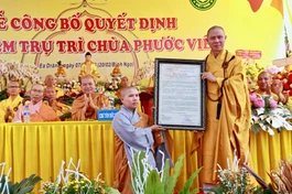 Thượng tọa Thích Nguyên Minh, Trưởng Ban Trị sự GHPGVN tỉnh Đắk Lắk trao quyết định bổ nhiệm Sư cô Thích nữ Huệ Lạc làm trụ trì chùa Phước Viên