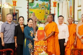 Thứ trưởng Bộ Dân tộc và Tôn giáo Nông Thị Hà cùng các thành viên đoàn tặng quà chúc Tết Chôl Chnăm Thmây 2026 đến chư Tăng tại chùa Candaransi