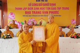 Hòa thượng Thích Trí Minh trao quyết định thành lập điểm sinh hoạt tôn giáo tập trung đạo tràng Vạn Phước đến Thượng tọa Thích Thiện Chơn